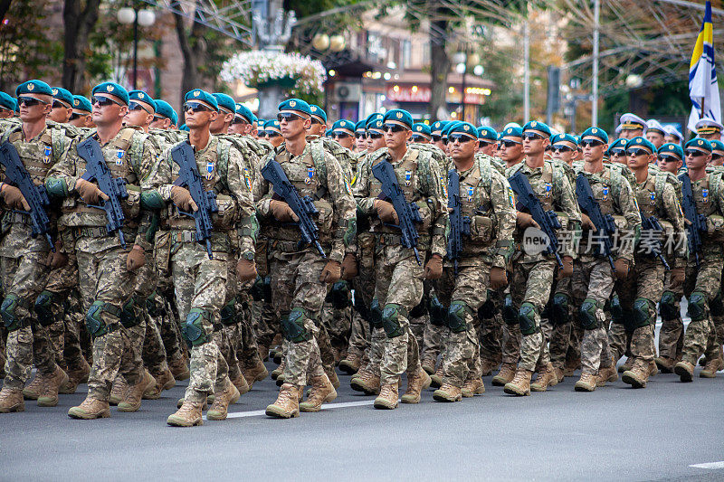 乌克兰，基辅- 2021年8月18日:空降部队。乌克兰军队。有一支救援队。救援人员。军队在游行中行进。人群的行进。陆军士兵